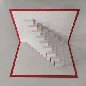 Tarjeta desplegable de arquitectura origámica con escaleras gemelas: arte kirigami 3D - Hecho a mano