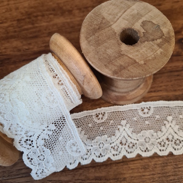 3.5cm Narrow Vintage Style Valenciennes Nottingham Lace Trim By The Meter, Narrow Delicate Floral Scalloped Design in Ivory Off White