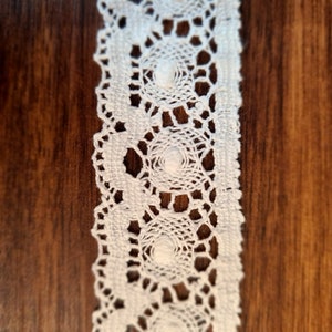 Adorno de encaje de Nottingham de Cluny, estilo vintage, estrecho, de 3 cm, por metro. Diseño festoneado delicado y estrecho de algodón en color marfil y blanco roto