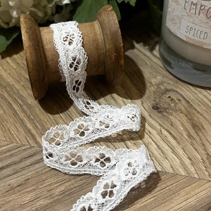 1,7 cm di pizzo Nottingham in stile vintage al metro, design con bordo smerlato stretto e delicato in avorio bianco sporco