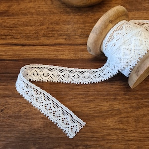 1.7cm Nottingham Lace schmale Vintage Stil Valenciennes Zierleiste am Meter, schmales zartes ausgebogtes Art Deco Design in elfenbein off white