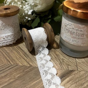 2,7 cm Vintage Art Deco Style Nottingham Lace Trim al metro, stretto e delicato motivo a ventaglio con bordo smerlato in bianco sporco e avorio