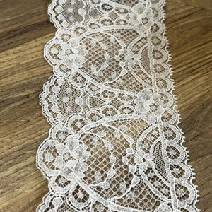 9,8 cm Nottingham Spitze Zarte Große Vintage Stil Valenciennes Spitzenbesatz Meterware, Zartes Ausgebossenes Design in Ivory Weiß