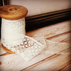 Hermoso adorno de encaje de Nottingham de estilo vintage por metro, 3,5 cm, delicado diseño floral y vieira con flecos de pestañas pequeñas, color marfil
