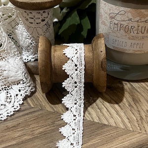 Adorno de borde de abanico Art Déco estrecho de encaje Nottingham de 1,8 cm por metro, diseño de abanico estrecho y delicado en color marfil y blanco roto