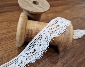 2.5cm Narrow Vintage Style Valenciennes Nottingham Lace Trim By The Meter, Narrow Delicate Floral Scalloped Design in Ivory White