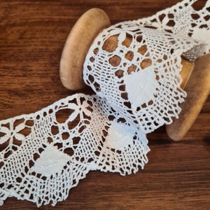 6cm Medium Vintage Style Cluny Nottingham Lace Trim By The Meter. Cotone Art Deco Scalloped Fan Design in avorio bianco sporco