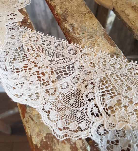 Beautiful-White Pom-pom trim lace Embellished-with-Pearls meters