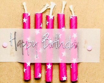 Carte Bougies roses pour joyeux anniversaire sur fond marron