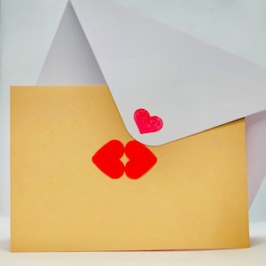 Carte Embrasser des coeurs sur une carte brune