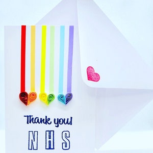 Grazie NHS Cuori arcobaleno ricamati su cartoncino bianco - Tutti i profitti andranno a NHS Charities Together