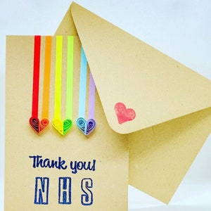 Grazie NHS Cuori arcobaleno ricamati su cartoncino marrone - Tutti i profitti saranno devoluti in beneficenza all'NHS