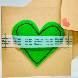 Cuore d'amore verde su carta marrone