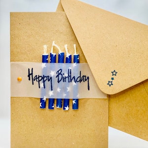 Carte Bougies bleues de joyeux anniversaire sur la carte brune