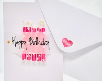 Joyeux anniversaire bougies roses sur blanc