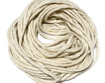 Può includere: Un fascio arrotolato di corda di cotone bianco sporco. La corda è spessa e composta da più fili ritorti. La trama è leggermente ruvida, con un aspetto naturale e rustico. Adatta a vari lavori artigianali e decorativi. Diametro di circa 100 cm.