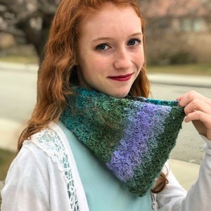 Peacock Cowl Crochet Pattern— Beginner Cowl Crochet Pattern, Crochet Scarf Pattern, Quick & Easy Cowl Instant Download