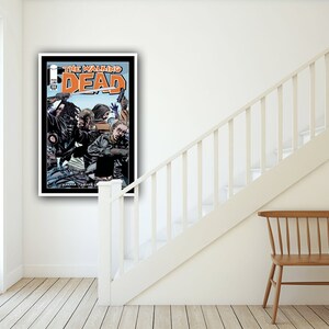 Pu&ograve; includere: Una copertina di fumetto incorniciata con il titolo "The Walking Dead" con un gruppo di personaggi in un'ambientazione oscura e realistica.
