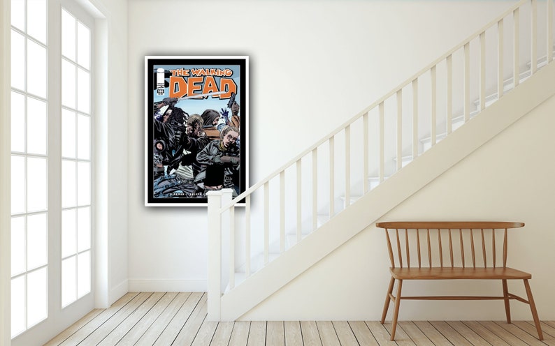 Pu&ograve; includere: Una copertina di fumetto incorniciata con il titolo "The Walking Dead" con un gruppo di personaggi in un'ambientazione oscura e realistica.