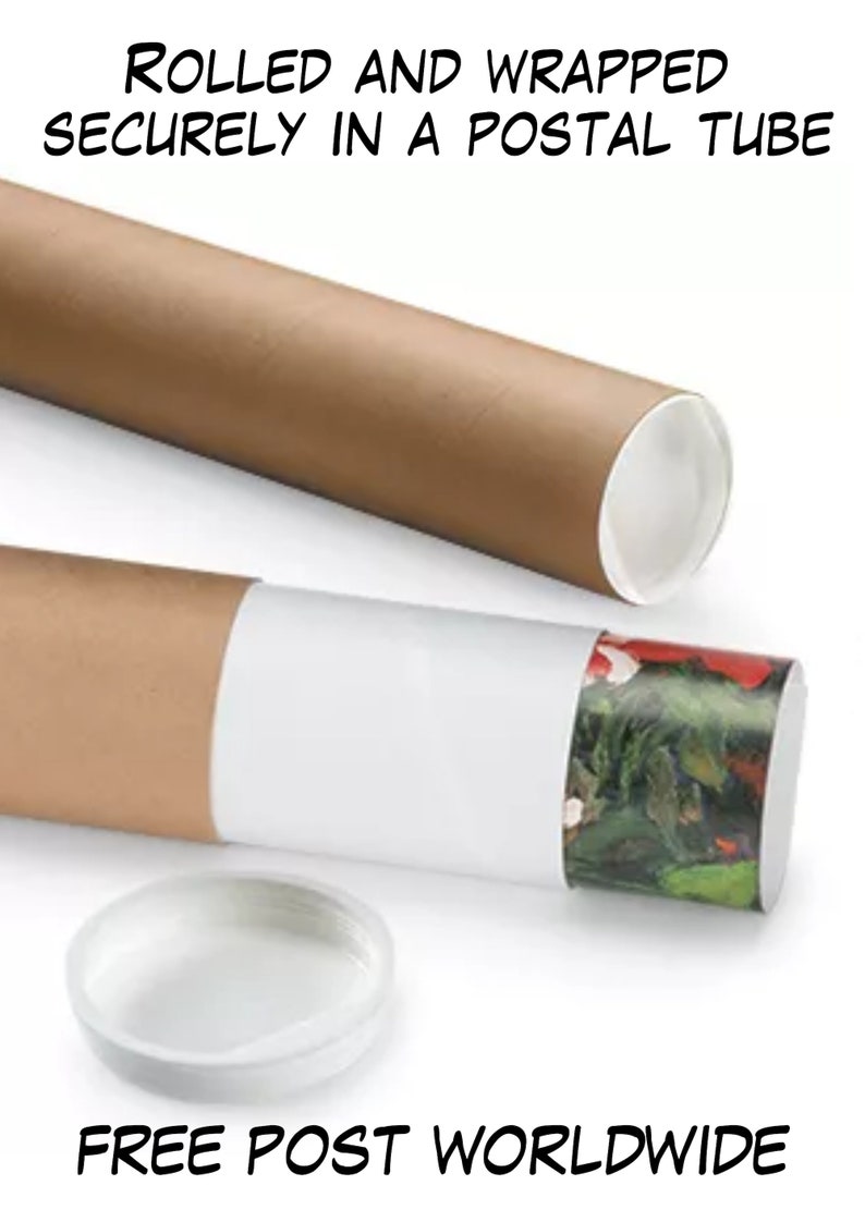 Pu&ograve; includere: Un tubo di cartone marrone con tappi bianchi. Il tubo &egrave; arrotolato e avvolto in modo sicuro in un tubo postale. Il testo "FREE POST WORLDWIDE" &egrave; stampato sotto il tubo.