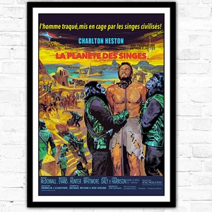 Peut inclure: Une affiche de film vintage pour le film "La Plan&egrave;te des Singes" mettant en sc&egrave;ne Charlton Heston dans le r&ocirc;le principal. L'affiche est dans un cadre noir et pr&eacute;sente une palette de couleurs jaune, orange et bleue. Le texte sur l'affiche se lit comme suit : "L'homme traqu&eacute;, mis en cage par les singes civilis&eacute;s !" et "La Plan&egrave;te des Singes".