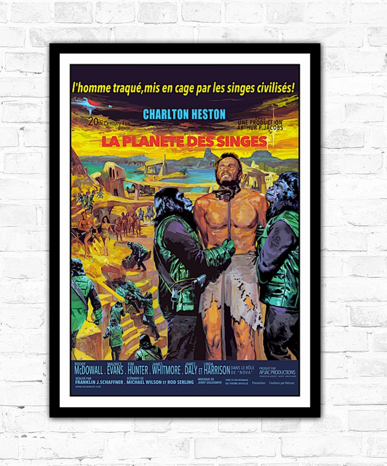 Peut inclure: Une affiche de film vintage pour le film "La Plan&egrave;te des Singes" mettant en sc&egrave;ne Charlton Heston dans le r&ocirc;le principal. L'affiche est dans un cadre noir et pr&eacute;sente une palette de couleurs jaune, orange et bleue. Le texte sur l'affiche se lit comme suit : "L'homme traqu&eacute;, mis en cage par les singes civilis&eacute;s !" et "La Plan&egrave;te des Singes".