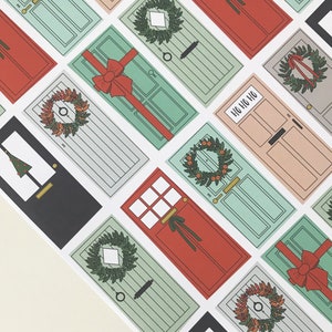 K&ouml;nnte beinhalten: Ein Set mit 12 druckbaren Weihnachts-T&uuml;rdesigns mit verschiedenen festlichen Motiven, darunter Kr&auml;nze, Schleifen und ein Weihnachtsbaum. Die T&uuml;ren sind in verschiedenen Farben illustriert, darunter Rot, Gr&uuml;n und Beige.