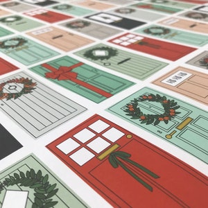 K&ouml;nnte beinhalten: Ein Satz druckbarer Weihnachts-T&uuml;rkarten mit verschiedenen Designs, darunter Kr&auml;nze, Schleifen und eine rote T&uuml;r mit goldenem Griff. Die Karten sind auf wei&szlig;em Papier gedruckt und haben ein festliches Flair.