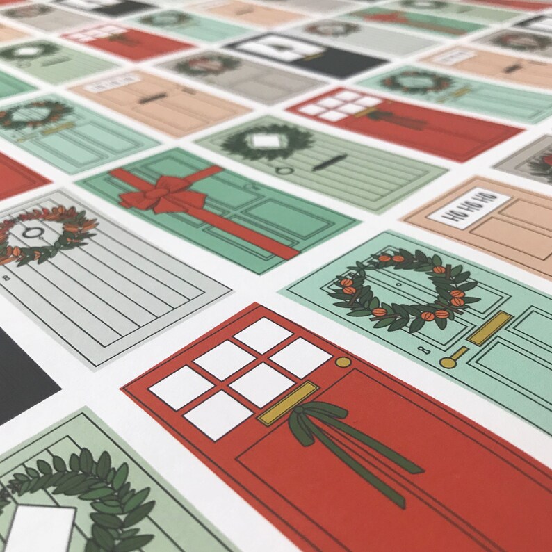 K&ouml;nnte beinhalten: Ein Satz druckbarer Weihnachts-T&uuml;rkarten mit verschiedenen Designs, darunter Kr&auml;nze, Schleifen und eine rote T&uuml;r mit goldenem Griff. Die Karten sind auf wei&szlig;em Papier gedruckt und haben ein festliches Flair.