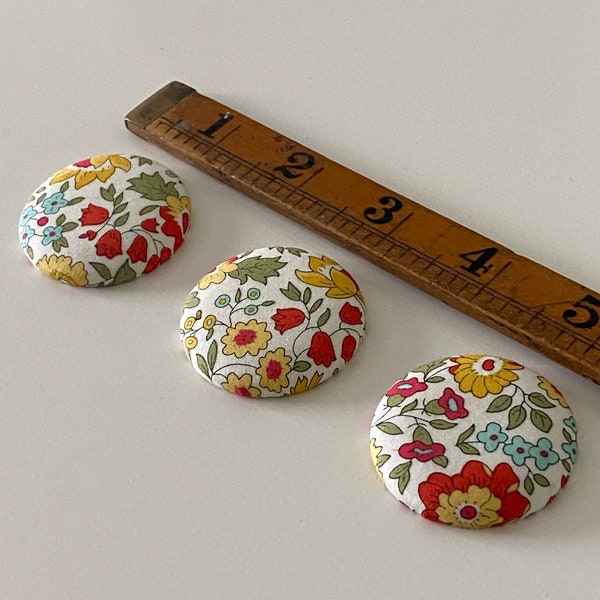 Lot de 3 aimants en tissu Liberty, cadeau en textile floral à utiliser sur le réfrigérateur ou le tableau d'affichage, fleurs bleu rouge et jaune