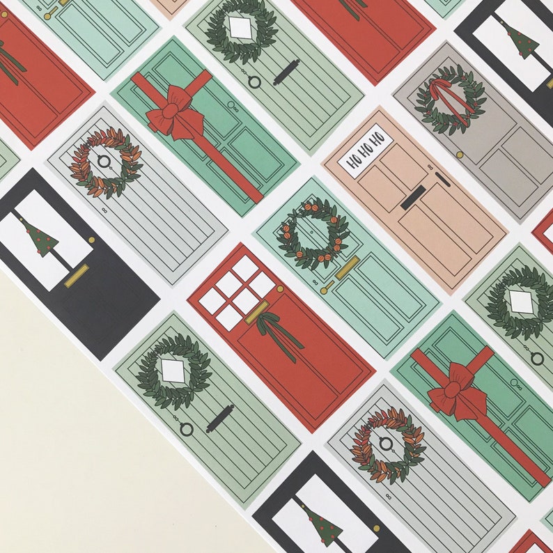 K&ouml;nnte beinhalten: Ein Set mit 12 druckbaren Weihnachts-T&uuml;rdesigns mit verschiedenen festlichen Motiven, darunter Kr&auml;nze, Schleifen und ein Weihnachtsbaum. Die T&uuml;ren sind in verschiedenen Farben illustriert, darunter Rot, Gr&uuml;n und Beige.