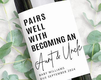 Puede incluir: Una etiqueta de botella de vino blanca con texto negro que dice "Pairs well with becoming an Aunt & Uncle" con el texto "Baby Williams Due September 2024" debajo.