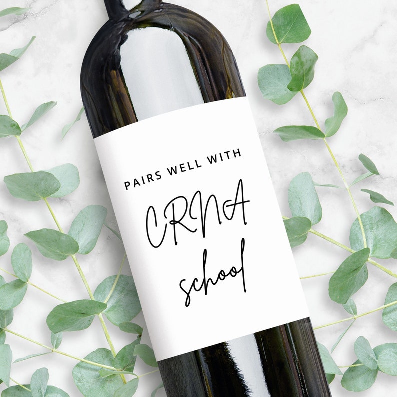 Peut inclure: Une bouteille de vin blanc avec une &eacute;tiquette qui dit "Pairs well with CRNA school".