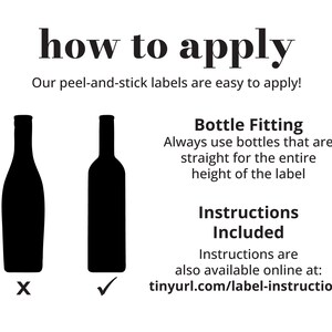 Puede incluir: Ilustraci&oacute;n que muestra c&oacute;mo aplicar etiquetas autoadhesivas a botellas. Se muestran dos botellas, una con la etiqueta aplicada correctamente y la otra con la etiqueta aplicada incorrectamente. El texto dice: "how to apply" y "&iexcl;Nuestras etiquetas autoadhesivas son f&aacute;ciles de aplicar!"  "Ajuste de la botella"  "Utilice siempre botellas que sean rectas en toda la altura de la etiqueta"  "Instrucciones incluidas"  "Las instrucciones tambi&eacute;n est&aacute;n disponibles en l&iacute;nea en: tinyurl.com/label-instructions"