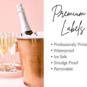 Op de afbeelding: Een koperen champagne-emmer gevuld met ijs en een fles champagne. De emmer is omringd door champagne-glazen. De tekst "Premium Labels" is in cursief geschreven op een witte achtergrond. De tekst onder de titel luidt: "Professionally Printed", "Waterproof", "Ice Safe", "Smudge Proof" en "Removable".