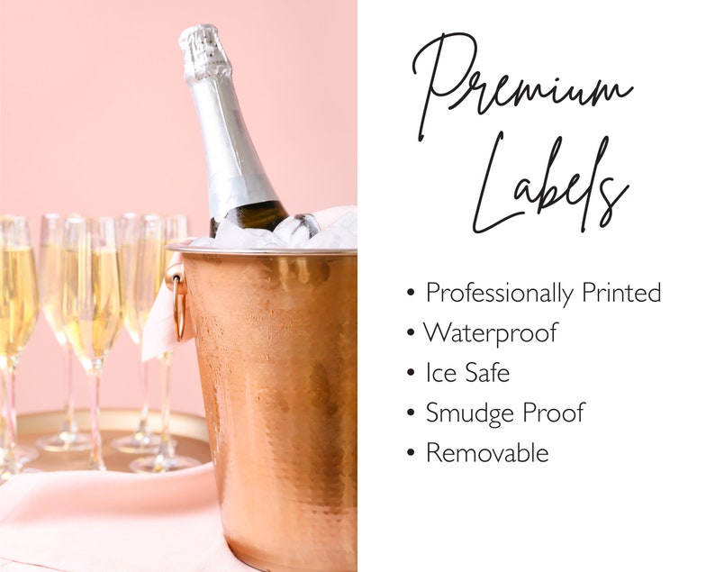 Op de afbeelding: Een koperen champagne-emmer gevuld met ijs en een fles champagne. De emmer is omringd door champagne-glazen. De tekst "Premium Labels" is in cursief geschreven op een witte achtergrond. De tekst onder de titel luidt: "Professionally Printed", "Waterproof", "Ice Safe", "Smudge Proof" en "Removable".