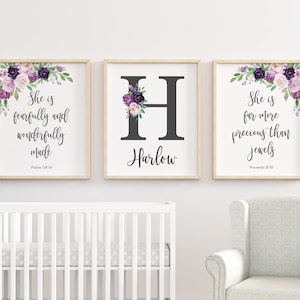 Impresión personalizada del nombre del bebé, impresiones de versículos de la Biblia, carta de monograma, guardería para niñas, acuarela púrpura floral, decoración de pared de guardería de las Escrituras