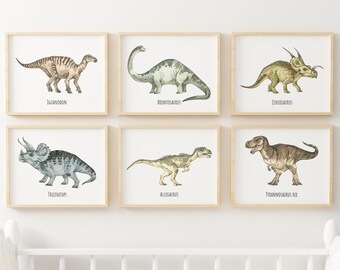 Puede incluir: Seis ilustraciones enmarcadas de diferentes dinosaurios, incluyendo un Triceratops, un Brachiosaurus, un Tyrannosaurus Rex, un Iguanodon, un Allosaurus y un Einiosaurus. Las ilustraciones están en estilo acuarela y se colocan sobre un fondo blanco.