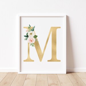 Floral Pink Gold Letra M Impresión, Primera Inicial, Monograma, Decoración de pared de vivero, Flores de acuarela, Arte de pared de vivero floral, Descarga digital,