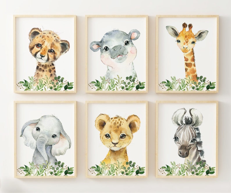 Puede incluir: Conjunto de seis estampados de animales en acuarela que representan un guepardo, un hipop&oacute;tamo, una jirafa, un elefante, un le&oacute;n y una cebra. Cada animal est&aacute; representado con un estilo lindo y de dibujos animados, rodeado de follaje verde.
