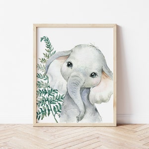 K&ouml;nnte beinhalten: Ein Aquarellbild eines Babyelefanten mit gro&szlig;en Augen und einem Farn dahinter. Der Elefant ist grau und der Farn ist gr&uuml;n.