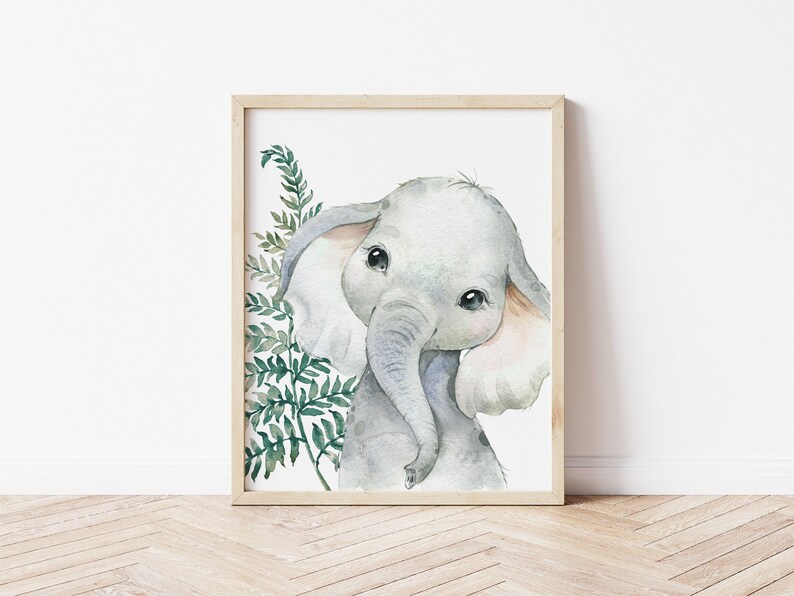 K&ouml;nnte beinhalten: Ein Aquarellbild eines Babyelefanten mit gro&szlig;en Augen und einem Farn dahinter. Der Elefant ist grau und der Farn ist gr&uuml;n.