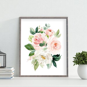Puede incluir: Una pintura de acuarela de un ramo de rosas rosas y blancas con hojas verdes. Las flores est&aacute;n dispuestas en un estilo suelto y natural. La pintura est&aacute; enmarcada en un marco gris simple.