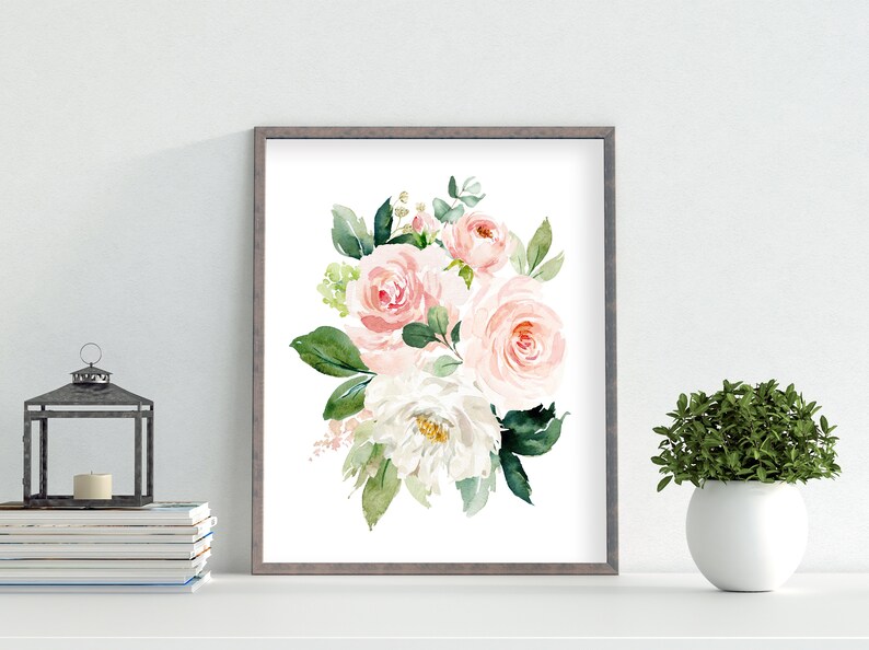 Puede incluir: Una pintura de acuarela de un ramo de rosas rosas y blancas con hojas verdes. Las flores est&aacute;n dispuestas en un estilo suelto y natural. La pintura est&aacute; enmarcada en un marco gris simple.