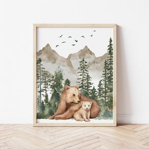 K&ouml;nnte beinhalten: Aquarellgem&auml;lde eines Braunb&auml;ren und eines B&auml;renjungen, die in einem Wald mit Bergen im Hintergrund sitzen. Die B&auml;ren sind von gr&uuml;nen B&auml;umen umgeben und V&ouml;gel fliegen am Himmel.