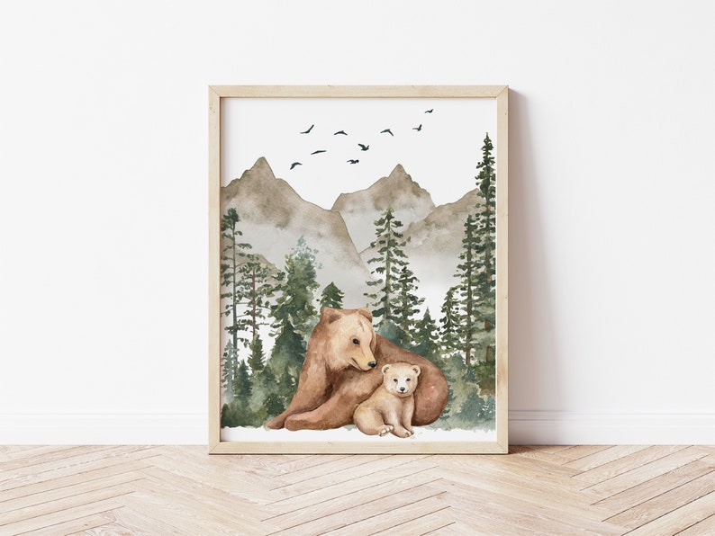 K&ouml;nnte beinhalten: Aquarellgem&auml;lde eines Braunb&auml;ren und eines B&auml;renjungen, die in einem Wald mit Bergen im Hintergrund sitzen. Die B&auml;ren sind von gr&uuml;nen B&auml;umen umgeben und V&ouml;gel fliegen am Himmel.