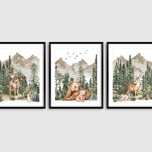 K&ouml;nnte beinhalten: Ein Set aus drei Aquarell-Drucken mit Waldtieren in einer Waldlandschaft. Die Drucke zeigen einen Elch mit einem Kaninchen, einen B&auml;ren mit einem Jungen und ein Reh mit einem Waschb&auml;ren und einem Eichh&ouml;rnchen. Die Drucke haben eine gedeckte Farbpalette in Gr&uuml;n-, Braun- und Graut&ouml;nen.