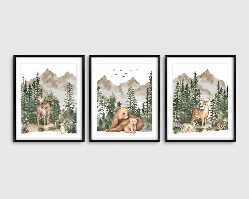 K&ouml;nnte beinhalten: Ein Set aus drei Aquarell-Drucken mit Waldtieren in einer Waldlandschaft. Die Drucke zeigen einen Elch mit einem Kaninchen, einen B&auml;ren mit einem Jungen und ein Reh mit einem Waschb&auml;ren und einem Eichh&ouml;rnchen. Die Drucke haben eine gedeckte Farbpalette in Gr&uuml;n-, Braun- und Graut&ouml;nen.