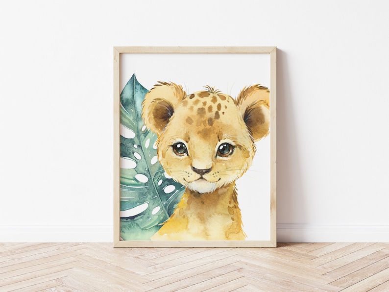 K&ouml;nnte beinhalten: Ein Aquarellbild eines niedlichen L&ouml;wenjungen mit braunem Fell und gr&uuml;nem Laub im Hintergrund.