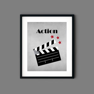 Puede incluir: Una claqueta en blanco y negro con la palabra "Acci&oacute;n" en negrita negra encima. Hay cuatro estrellas rojas encima de la palabra "Acci&oacute;n". El fondo es una superficie gris texturizada.